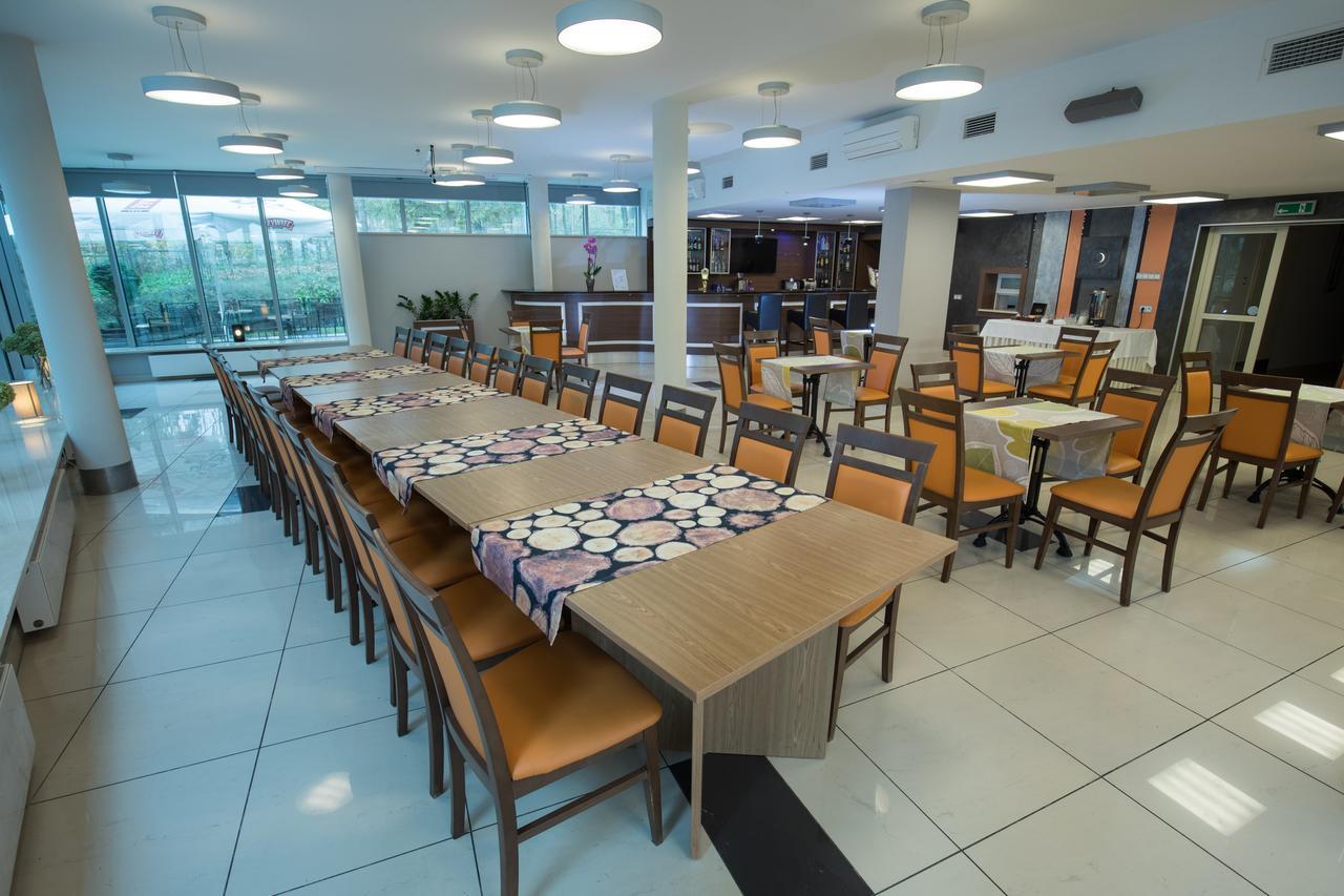 Hotel Ameliowka Маслув Экстерьер фото